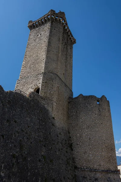 パセントロ ラクイラ アブルッツォ カルドラ城 城カルドーラまたは城カンテルモは ラクイラ州のパセントロの歴史的中心部に位置するアブルッツォの古代の要塞です — ストック写真