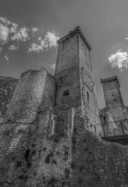 Pacentro, L 'Aquila, Abruzzo. Caldora Kalesi. Caldora Kalesi ya da Cantelmo Şatosu, Pacentro 'nun tarihi merkezinde, L' Aquila ili 'nde bulunan antik bir Abruzzo kalesidir..