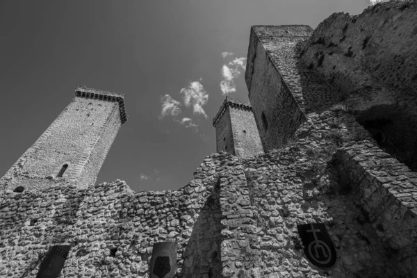 Pacentro Laquila Abruzzo 卡多拉城堡卡多拉城堡 Castle Caldora或Castle Cantelmo 是Abruzzo的古老防御工事 位于拉奎拉省Pacentro的历史中心 — 图库照片