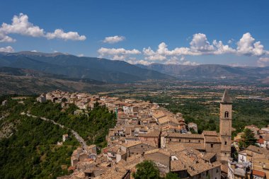 Pacentro, L 'Aquila, Abruzzo. Kadim ortaçağ kasabası, tahkimatlarıyla (Castello Caldora) tanınır ve İtalya 'nın en güzel köylerinden biri olarak kabul edilir..
