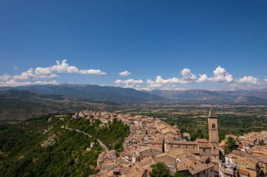 Pacentro, L 'Aquila, Abruzzo. Kadim ortaçağ kasabası, tahkimatlarıyla (Castello Caldora) tanınır ve İtalya 'nın en güzel köylerinden biri olarak kabul edilir..