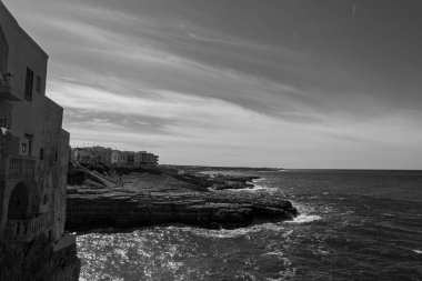 Kısrak başına polignano. Puglia, Almanya 'nın Bari eyaletinde yer alan bir şehirdir. Şehrin en eski kısmı Adriyatik Denizi 'ne bakan kayalık bir çıkıntının üzerinde duruyor..