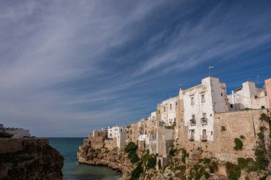 Kısrak başına polignano. Puglia, Almanya 'nın Bari eyaletinde yer alan bir şehirdir. Şehrin en eski kısmı Adriyatik Denizi 'ne bakan kayalık bir çıkıntının üzerinde duruyor..
