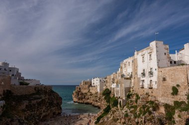Kısrak başına polignano. Puglia, Almanya 'nın Bari eyaletinde yer alan bir şehirdir. Şehrin en eski kısmı Adriyatik Denizi 'ne bakan kayalık bir çıkıntının üzerinde duruyor..
