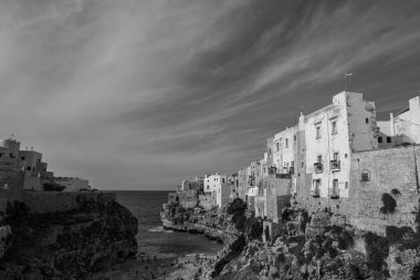 Kısrak başına polignano. Puglia, Almanya 'nın Bari eyaletinde yer alan bir şehirdir. Şehrin en eski kısmı Adriyatik Denizi 'ne bakan kayalık bir çıkıntının üzerinde duruyor..