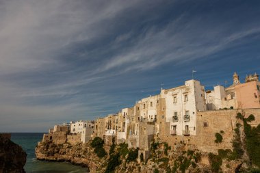 Kısrak başına polignano. Puglia, Almanya 'nın Bari eyaletinde yer alan bir şehirdir. Şehrin en eski kısmı Adriyatik Denizi 'ne bakan kayalık bir çıkıntının üzerinde duruyor..