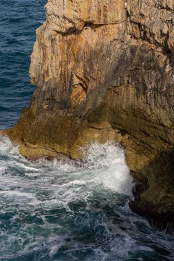 Kısrak başına polignano. Puglia, Almanya 'nın Bari eyaletinde yer alan bir şehirdir. Şehrin en eski kısmı Adriyatik Denizi 'ne bakan kayalık bir çıkıntının üzerinde duruyor..