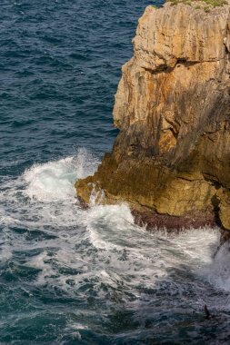 Kısrak başına polignano. Puglia, Almanya 'nın Bari eyaletinde yer alan bir şehirdir. Şehrin en eski kısmı Adriyatik Denizi 'ne bakan kayalık bir çıkıntının üzerinde duruyor..