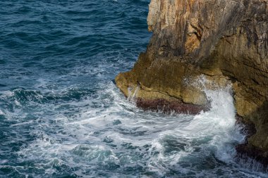 Kısrak başına polignano. Puglia, Almanya 'nın Bari eyaletinde yer alan bir şehirdir. Şehrin en eski kısmı Adriyatik Denizi 'ne bakan kayalık bir çıkıntının üzerinde duruyor..