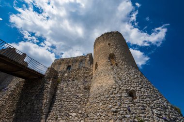 Abruzzo, Rocca Calascio. Rocca, Calascio belediyesinin L 'Aquila ilindeki Abruzzo şehrinde deniz seviyesinden 1450 metre yükseklikte, kasabanın hemen üstünde yer almaktadır..