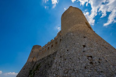 Abruzzo, Rocca Calascio. Rocca, Calascio belediyesinin L 'Aquila ilindeki Abruzzo şehrinde deniz seviyesinden 1450 metre yükseklikte, kasabanın hemen üstünde yer almaktadır..