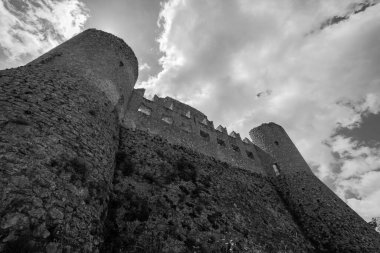 Abruzzo, Rocca Calascio. Rocca, Calascio belediyesinin L 'Aquila ilindeki Abruzzo şehrinde deniz seviyesinden 1450 metre yükseklikte, kasabanın hemen üstünde yer almaktadır..