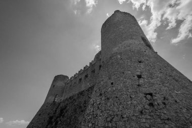 Abruzzo, Rocca Calascio. Rocca, Calascio belediyesinin L 'Aquila ilindeki Abruzzo şehrinde deniz seviyesinden 1450 metre yükseklikte, kasabanın hemen üstünde yer almaktadır..
