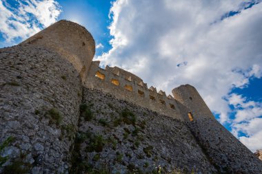 Abruzzo, Rocca Calascio. Rocca, Calascio belediyesinin L 'Aquila ilindeki Abruzzo şehrinde deniz seviyesinden 1450 metre yükseklikte, kasabanın hemen üstünde yer almaktadır..