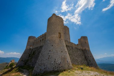 Abruzzo, Rocca Calascio. Rocca, Calascio belediyesinin L 'Aquila ilindeki Abruzzo şehrinde deniz seviyesinden 1450 metre yükseklikte, kasabanın hemen üstünde yer almaktadır..