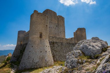Abruzzo, Rocca Calascio. Rocca, Calascio belediyesinin L 'Aquila ilindeki Abruzzo şehrinde deniz seviyesinden 1450 metre yükseklikte, kasabanın hemen üstünde yer almaktadır..