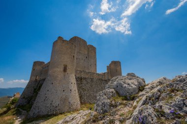 Abruzzo, Rocca Calascio. Rocca, Calascio belediyesinin L 'Aquila ilindeki Abruzzo şehrinde deniz seviyesinden 1450 metre yükseklikte, kasabanın hemen üstünde yer almaktadır..