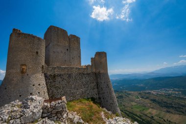 Abruzzo, Rocca Calascio. Rocca, Calascio belediyesinin L 'Aquila ilindeki Abruzzo şehrinde deniz seviyesinden 1450 metre yükseklikte, kasabanın hemen üstünde yer almaktadır..
