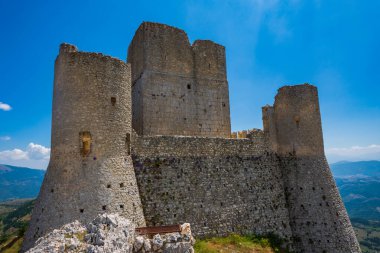 Abruzzo, Rocca Calascio. Rocca, Calascio belediyesinin L 'Aquila ilindeki Abruzzo şehrinde deniz seviyesinden 1450 metre yükseklikte, kasabanın hemen üstünde yer almaktadır..