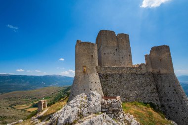 Abruzzo, Rocca Calascio. Rocca, Calascio belediyesinin L 'Aquila ilindeki Abruzzo şehrinde deniz seviyesinden 1450 metre yükseklikte, kasabanın hemen üstünde yer almaktadır..