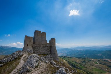 Abruzzo, Rocca Calascio. Rocca, Calascio belediyesinin L 'Aquila ilindeki Abruzzo şehrinde deniz seviyesinden 1450 metre yükseklikte, kasabanın hemen üstünde yer almaktadır..