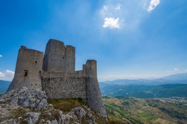 Abruzzo, Rocca Calascio. Rocca, Calascio belediyesinin L 'Aquila ilindeki Abruzzo şehrinde deniz seviyesinden 1450 metre yükseklikte, kasabanın hemen üstünde yer almaktadır..