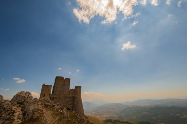 Abruzzo, Rocca Calascio. Rocca, Calascio belediyesinin L 'Aquila ilindeki Abruzzo şehrinde deniz seviyesinden 1450 metre yükseklikte, kasabanın hemen üstünde yer almaktadır..