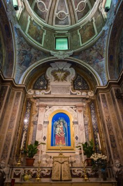 Roccamonfina, Campania 'da. Madonna dei Lattani 'nin mabedi. Monte dei Lattani 'de, deniz seviyesinden 850 metre yüksekte, Roccamonfina' nın geniş volkanik alanındaki birçok kraterden biridir..