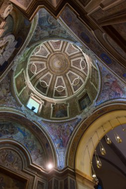 Roccamonfina, Campania 'da. Madonna dei Lattani 'nin mabedi. Monte dei Lattani 'de, deniz seviyesinden 850 metre yüksekte, Roccamonfina' nın geniş volkanik alanındaki birçok kraterden biridir..