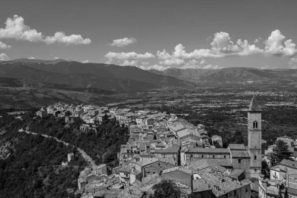 パセントロ ラクイラ アブルッツォ Castello Caldora で知られ イタリアで最も美しい村の1つと考えられている古代中世の町 — ストック写真