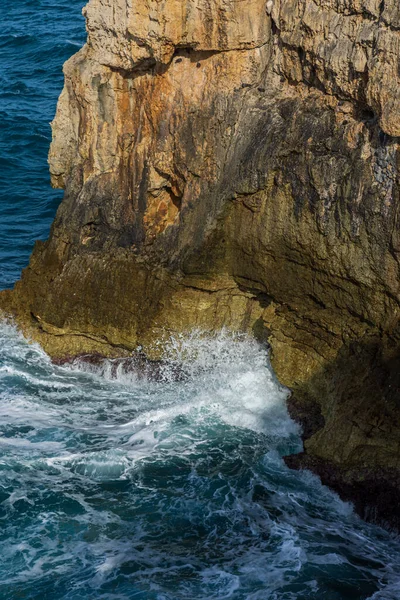 Kısrak başına polignano. Puglia, Almanya 'nın Bari eyaletinde yer alan bir şehirdir. Şehrin en eski kısmı Adriyatik Denizi 'ne bakan kayalık bir çıkıntının üzerinde duruyor..