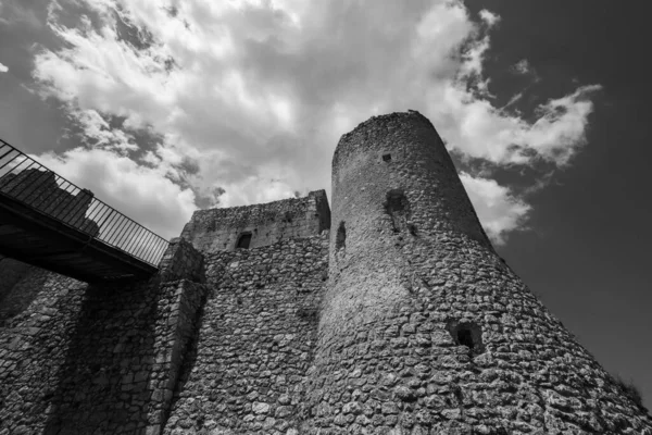 Abruzzo, Rocca Calascio. Rocca, Calascio belediyesinin L 'Aquila ilindeki Abruzzo şehrinde deniz seviyesinden 1450 metre yükseklikte, kasabanın hemen üstünde yer almaktadır..