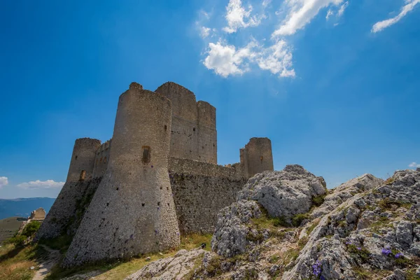 Abruzzo, Rocca Calascio. Rocca, Calascio belediyesinin L 'Aquila ilindeki Abruzzo şehrinde deniz seviyesinden 1450 metre yükseklikte, kasabanın hemen üstünde yer almaktadır..
