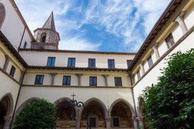 Roccamonfina, Campania 'da. Madonna dei Lattani 'nin mabedi. Monte dei Lattani 'de, deniz seviyesinden 850 metre yüksekte, Roccamonfina' nın geniş volkanik alanındaki birçok kraterden biridir..