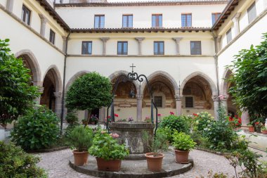 Roccamonfina, Campania 'da. Madonna dei Lattani 'nin mabedi. Monte dei Lattani 'de, deniz seviyesinden 850 metre yüksekte, Roccamonfina' nın geniş volkanik alanındaki birçok kraterden biridir..