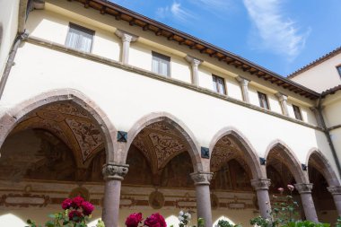 Roccamonfina, Campania 'da. Madonna dei Lattani 'nin mabedi. Monte dei Lattani 'de, deniz seviyesinden 850 metre yüksekte, Roccamonfina' nın geniş volkanik alanındaki birçok kraterden biridir..