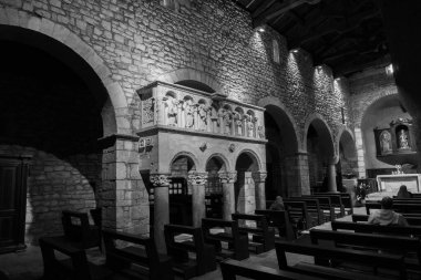 Roccavivara, Aziz Maria di Canneto Sığınağı. Çam ağaçlarıyla çevrili, Roma zamanında yaşamış bir bölgede, Aziz M. di Canneto manastırı bir zeytin koruluğunun ortasında izole bir şekilde yükselir..