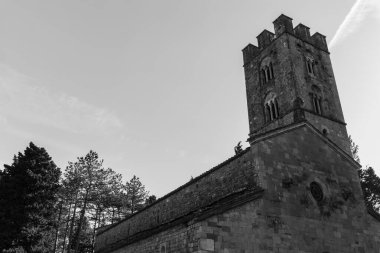 Roccavivara, Aziz Maria di Canneto Sığınağı. Çam ağaçlarıyla çevrili, Roma zamanında yaşamış bir bölgede, Aziz M. di Canneto manastırı bir zeytin koruluğunun ortasında izole bir şekilde yükselir..