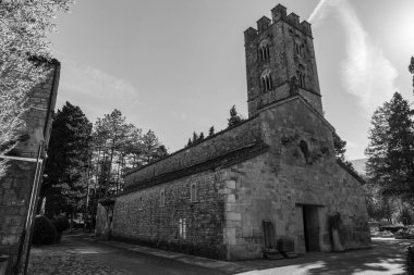 Roccavivara, Aziz Maria di Canneto Sığınağı. Çam ağaçlarıyla çevrili, Roma zamanında yaşamış bir bölgede, Aziz M. di Canneto manastırı bir zeytin koruluğunun ortasında izole bir şekilde yükselir..