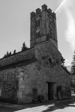 Roccavivara, Aziz Maria di Canneto Sığınağı. Çam ağaçlarıyla çevrili, Roma zamanında yaşamış bir bölgede, Aziz M. di Canneto manastırı bir zeytin koruluğunun ortasında izole bir şekilde yükselir..