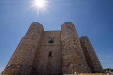 Andria, Puglia, Castel del Monte. Castel del Monte, Kutsal Roma İmparatoru 2. Frederick tarafından Puglia 'nın batısındaki Murge platosunda inşa edilen 13. yüzyıldan kalma bir kaledir..