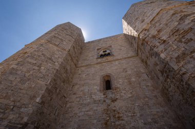 Andria, Puglia, Castel del Monte. Castel del Monte, Kutsal Roma İmparatoru 2. Frederick tarafından Puglia 'nın batısındaki Murge platosunda inşa edilen 13. yüzyıldan kalma bir kaledir..