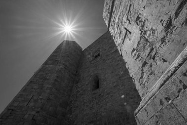 Andria, Puglia, Castel del Monte. Castel del Monte, Kutsal Roma İmparatoru 2. Frederick tarafından Puglia 'nın batısındaki Murge platosunda inşa edilen 13. yüzyıldan kalma bir kaledir..