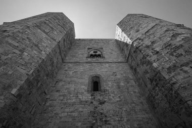 Andria, Puglia, Castel del Monte. Castel del Monte, Kutsal Roma İmparatoru 2. Frederick tarafından Puglia 'nın batısındaki Murge platosunda inşa edilen 13. yüzyıldan kalma bir kaledir..
