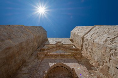Andria, Puglia, Castel del Monte. Castel del Monte, Kutsal Roma İmparatoru 2. Frederick tarafından Puglia 'nın batısındaki Murge platosunda inşa edilen 13. yüzyıldan kalma bir kaledir..