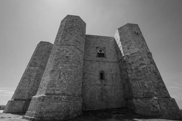 Andria, Puglia, Castel del Monte. Castel del Monte, Kutsal Roma İmparatoru 2. Frederick tarafından Puglia 'nın batısındaki Murge platosunda inşa edilen 13. yüzyıldan kalma bir kaledir..