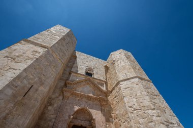 Andria, Puglia, Castel del Monte. Castel del Monte, Kutsal Roma İmparatoru 2. Frederick tarafından Puglia 'nın batısındaki Murge platosunda inşa edilen 13. yüzyıldan kalma bir kaledir..
