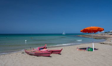 Ostuni, Brindisi, Puglia. Temiz ve berrak suların ve Adriyatik 'in harika kıyılarının muhteşem manzarası..
