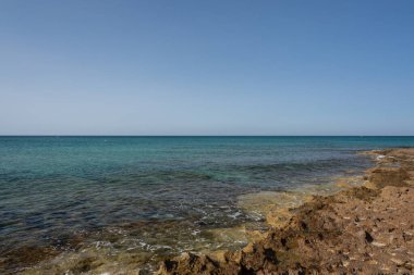 Ostuni, Brindisi, Puglia. Temiz ve berrak suların ve Adriyatik 'in harika kıyılarının muhteşem manzarası..