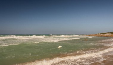 Ostuni, Brindisi, Puglia. Temiz ve berrak suların ve Adriyatik 'in harika kıyılarının muhteşem manzarası..